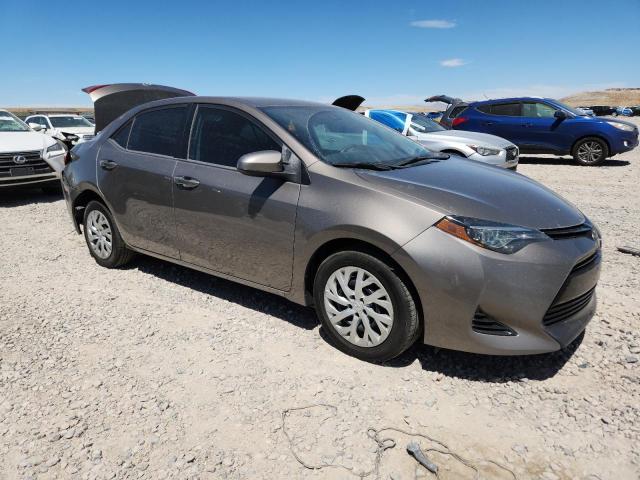 2T1BURHE2JC056725 - 2018 TOYOTA COROLLA L Silber Foto 4