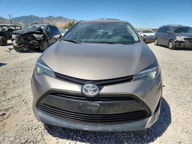 2T1BURHE2JC056725 - 2018 TOYOTA COROLLA L Silber Foto 5