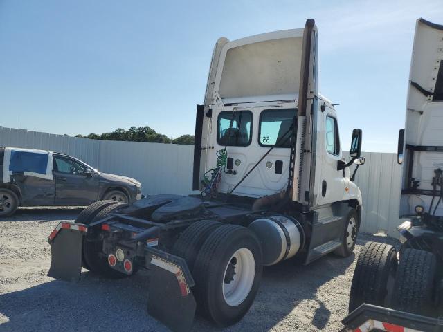 1FUBGEDV2GLHC5624 - 2016 FREIGHTLINER CASCADIA 1 WHITE photo 4