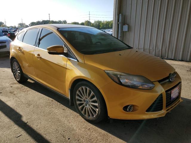 1FAHP3N29CL263963 - 2012 FORD FOCUS TITANIUM YELLOW photo 4