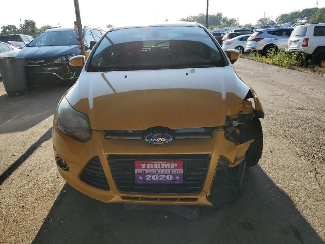 1FAHP3N29CL263963 - 2012 FORD FOCUS TITANIUM YELLOW photo 5