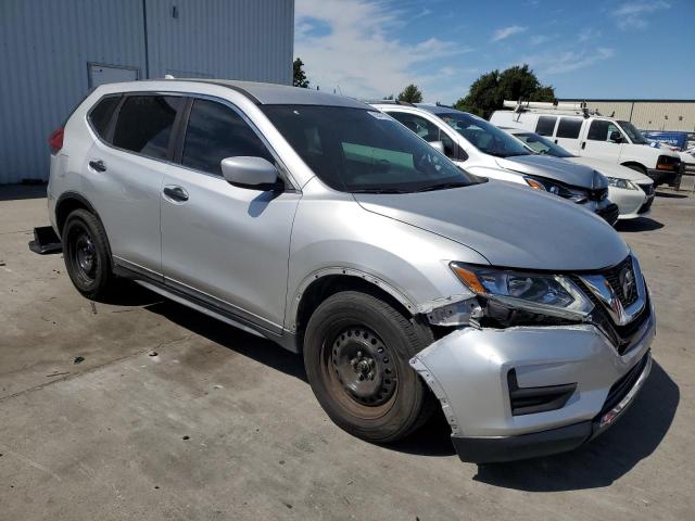 KNMAT2MT9JP522372 - 2018 NISSAN ROGUE S 银色 照片 4