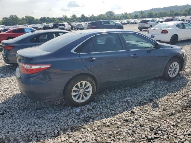 4T1BF1FK6HU769513 - 2017 TOYOTA CAMRY LE Blau Foto 3