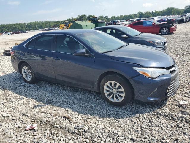 4T1BF1FK6HU769513 - 2017 TOYOTA CAMRY LE Blau Foto 4