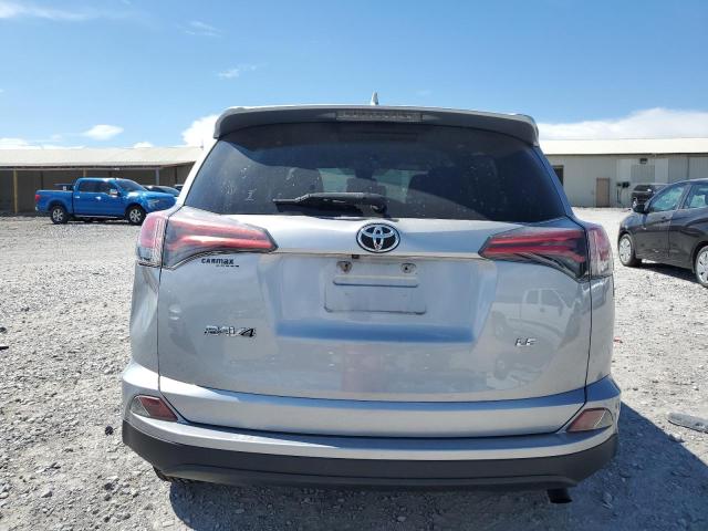 JTMZFREV0JJ195270 - 2018 TOYOTA RAV4 LE ვერცხლისფერი ფოტო 6