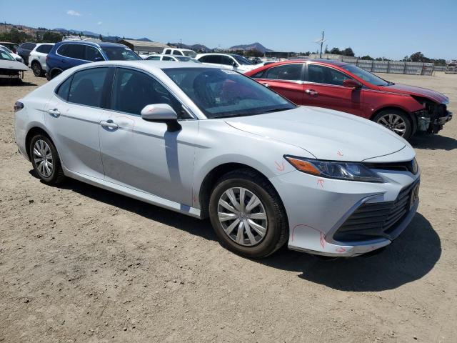 4T1C31AK5NU037065 - 2022 TOYOTA CAMRY LE WHITE photo 4