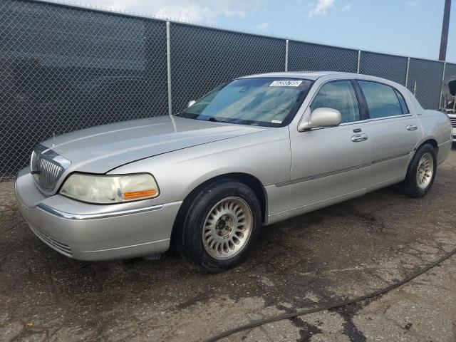 2003 LINCOLN TOWN CAR SIGNATURE, 
