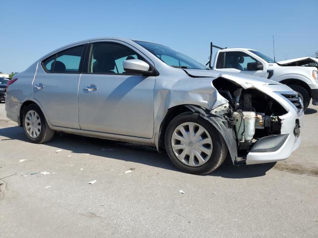 3N1CN7APXHL854403 - 2017 NISSAN VERSA S 银色 照片 4