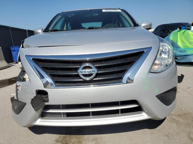 3N1CN7APXHL854403 - 2017 NISSAN VERSA S 银色 照片 5