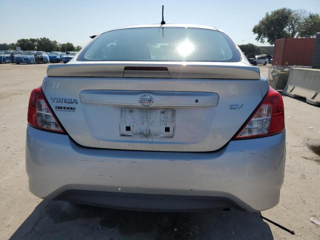 3N1CN7APXHL854403 - 2017 NISSAN VERSA S 银色 照片 6