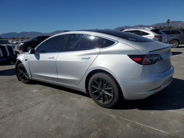 5YJ3E1EA8JF043963 - 2018 TESLA MODEL 3 SILVER photo 2