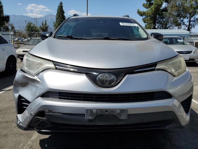 2T3ZFREV9JW415829 - 2018 TOYOTA RAV4 LE SILVER photo 5