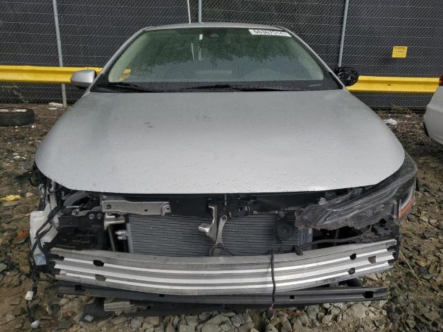 5YFEPMAE6NP275954 - 2022 TOYOTA COROLLA LE ვერცხლისფერი ფოტო 5