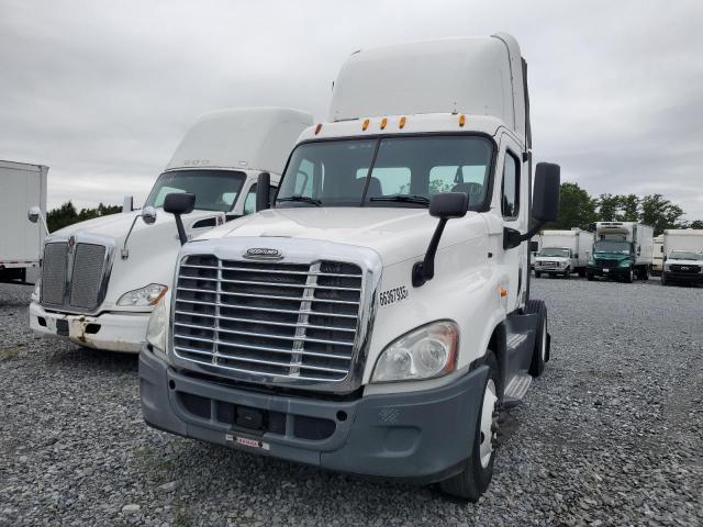 1FUBGEDV4FLGH4688 - 2015 FREIGHTLINER CASCADIA WHITE photo 2