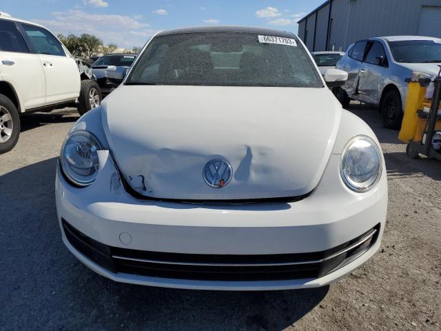 3VWJP7AT4DM687226 - 2013 VOLKSWAGEN BEETLE WHITE photo 5