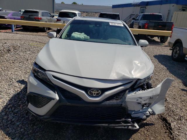 4T1T11AK0PU173189 - 2023 TOYOTA CAMRY SE NIGHT SHADE WHITE photo 5