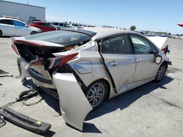 JTDKARFPXJ3091017 - 2018 TOYOTA PRIUS PRIM ვერცხლისფერი ფოტო 3