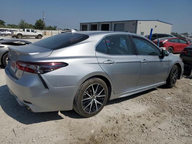 4T1G11AK5MU573875 - 2021 TOYOTA CAMRY SE SILVER photo 3