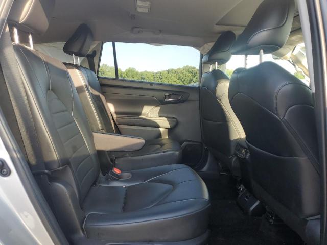 5TDGZRAH2NS544663 - 2022 TOYOTA HIGHLANDER XLE Gümüş fotoğraf 11