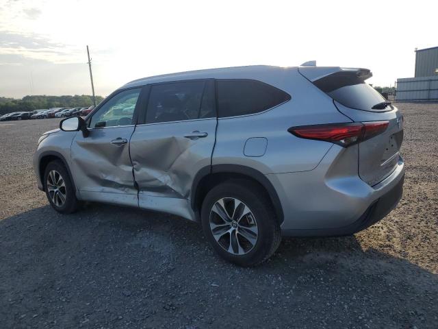 5TDGZRAH2NS544663 - 2022 TOYOTA HIGHLANDER XLE Gümüş fotoğraf 2