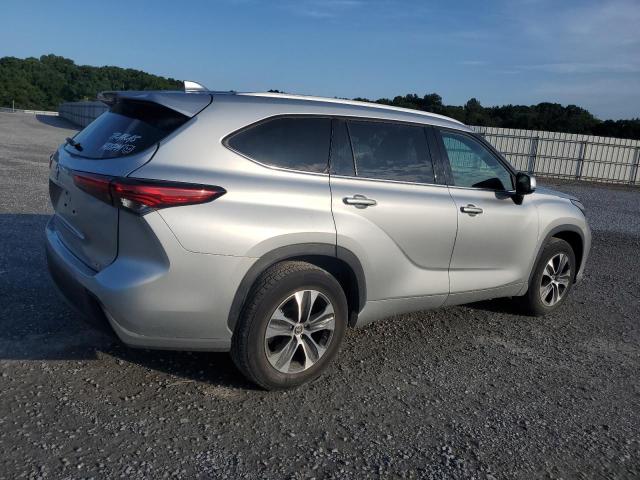 5TDGZRAH2NS544663 - 2022 TOYOTA HIGHLANDER XLE Gümüş fotoğraf 3