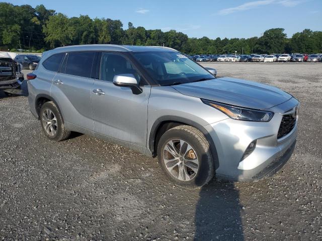 5TDGZRAH2NS544663 - 2022 TOYOTA HIGHLANDER XLE Gümüş fotoğraf 4
