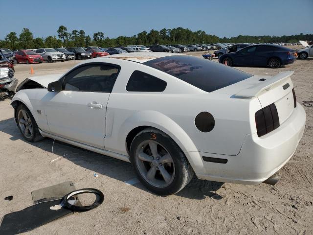 1ZVHT82H675216487 - 2007 FORD MUSTANG GT WHITE photo 2