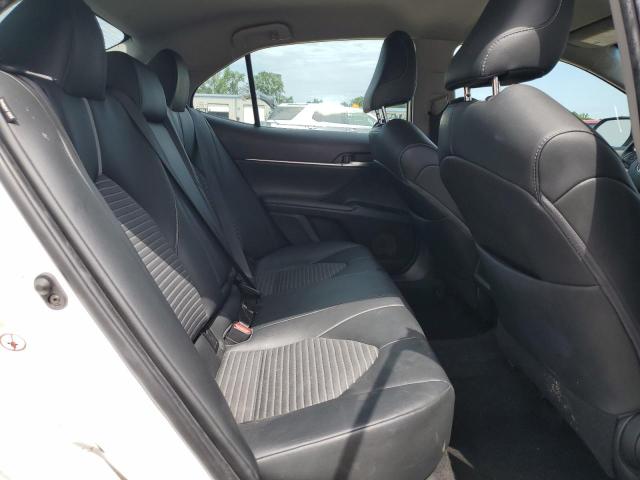 4T1B11HK0JU638143 - 2018 TOYOTA CAMRY L WHITE photo 10