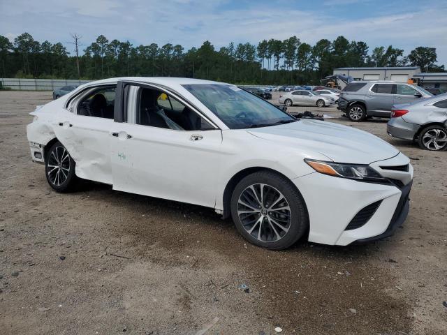 4T1B11HK0JU638143 - 2018 TOYOTA CAMRY L WHITE photo 4