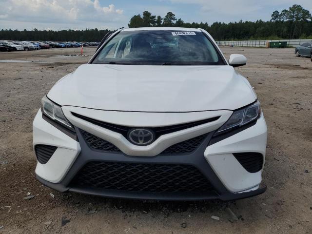 4T1B11HK0JU638143 - 2018 TOYOTA CAMRY L WHITE photo 5