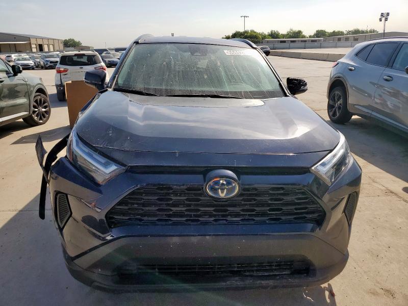 4T3RWRFV5RU161076 - 2024 TOYOTA RAV4 XLE BLUE photo 5