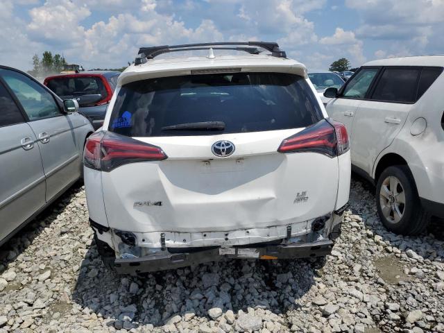 2T3BFREV7JW760469 - 2018 TOYOTA RAV4 LE Beyaz fotoğraf 6