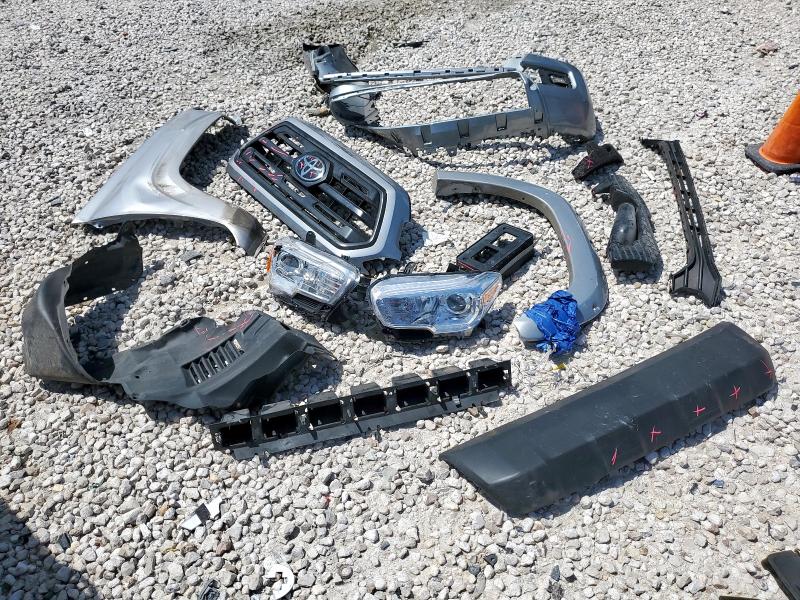 5TFAX5GN6JX107898 - 2018 TOYOTA TACOMA DOUBLE CAB SILVER photo 12