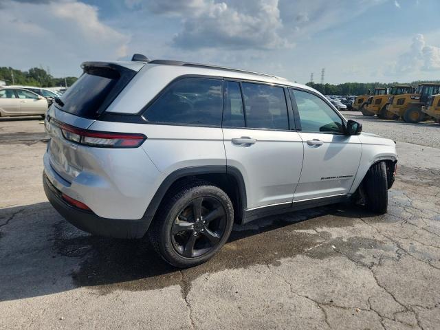 1C4RJHAG3PC661867 - 2023 JEEP GRAND CHER LAREDO Silber Foto 3