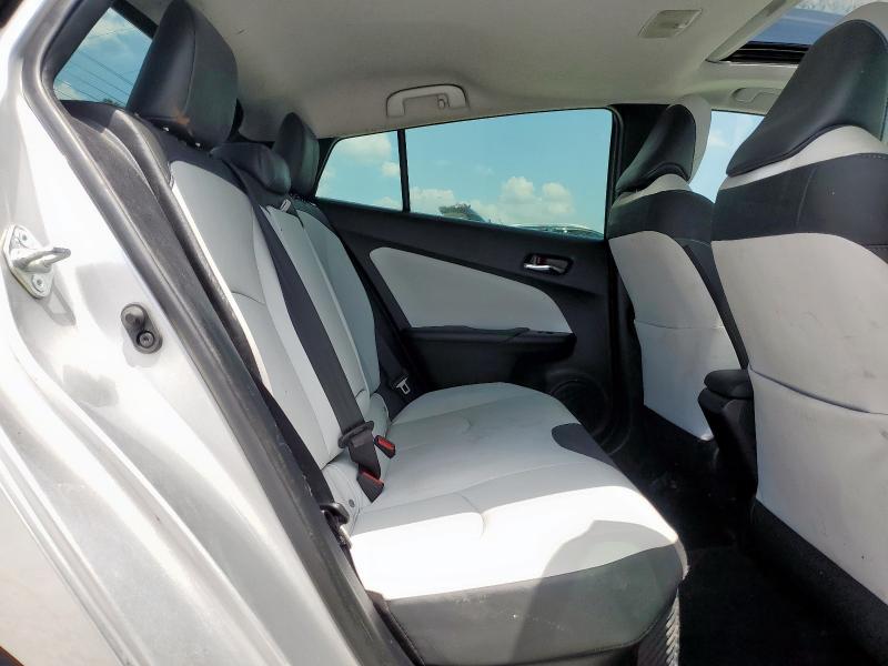 JTDKARFU6H3037634 - 2017 TOYOTA PRIUS 银色 照片 11