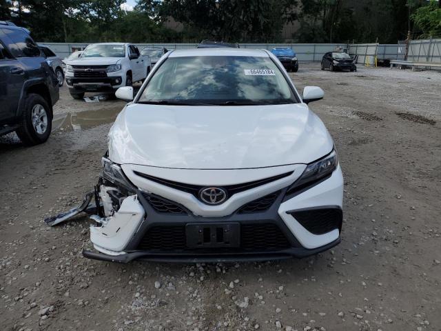 4T1G11AK5MU586965 - 2021 TOYOTA CAMRY SE WHITE photo 5