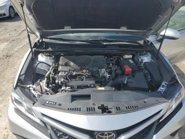 4T1B11HK1JU661379 - 2018 TOYOTA CAMRY L SILVER photo 11