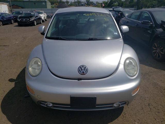 3VWBB61C6WM047437 - 1998 VOLKSWAGEN NEW BEETLE Silber Foto 5