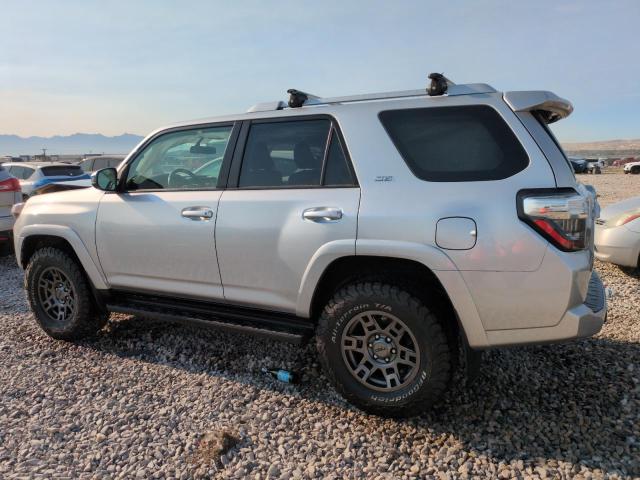 JTEBU5JR3J5489095 - 2018 TOYOTA 4RUNNER SR5/SR5 PREMIUM SILVER photo 2