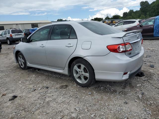2T1BU4EE2DC962918 - 2013 TOYOTA COROLLA BASE Argent photo 2
