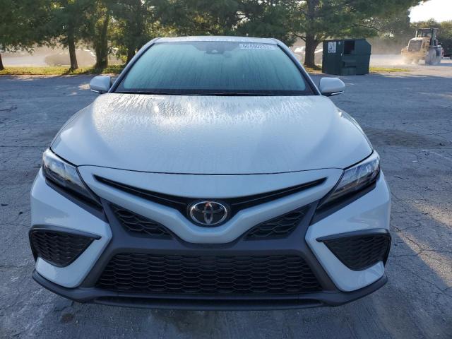 4T1S11AKXPU103744 - 2023 TOYOTA CAMRY SE NIGHT SHADE WHITE photo 5