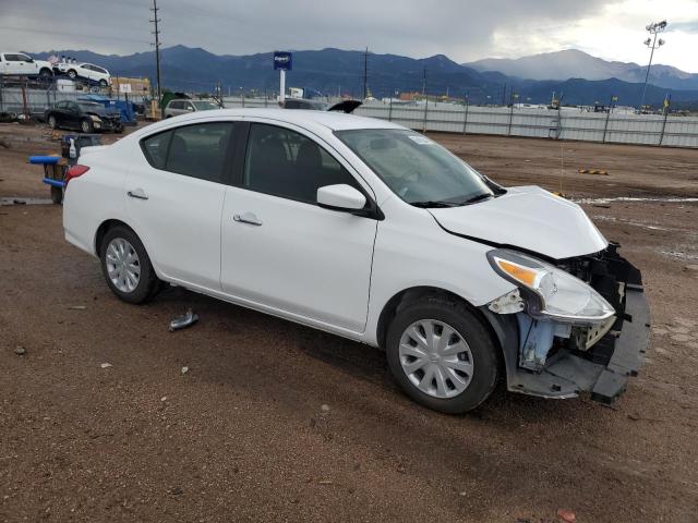 3N1CN7AP0JL877274 - 2018 NISSAN VERSA S WHITE photo 4