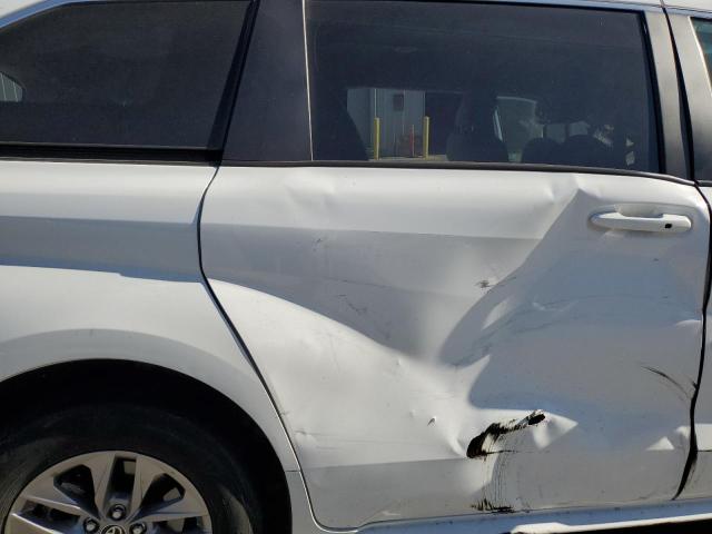 5TDKRKEC2MS002493 - 2021 TOYOTA SIENNA LE WHITE photo 11