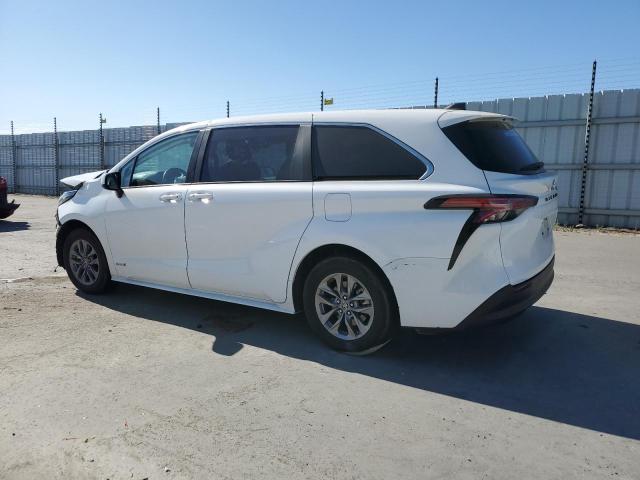 5TDKRKEC2MS002493 - 2021 TOYOTA SIENNA LE WHITE photo 2