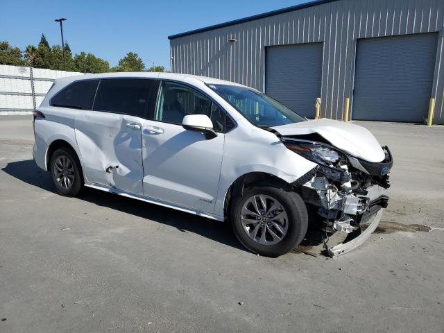 5TDKRKEC2MS002493 - 2021 TOYOTA SIENNA LE WHITE photo 4