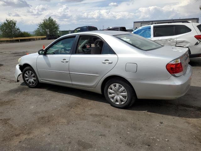 4T1BE32K55U985708 - 2005 TOYOTA CAMRY LE SILVER photo 2