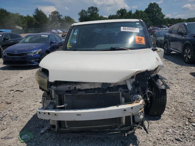 JTLKE50E281054283 - 2008 TOYOTA SCION XB WHITE photo 5