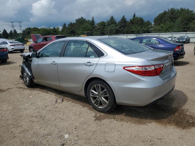 4T1BF1FK4HU316524 - 2017 TOYOTA CAMRY LE 银色 照片 2