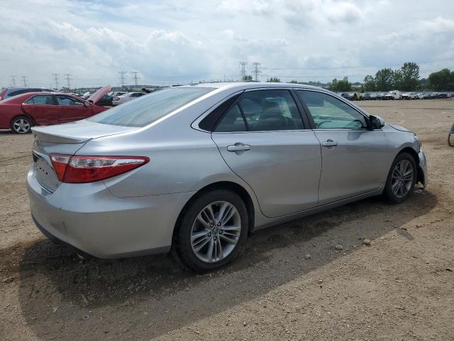 4T1BF1FK4HU316524 - 2017 TOYOTA CAMRY LE 银色 照片 3