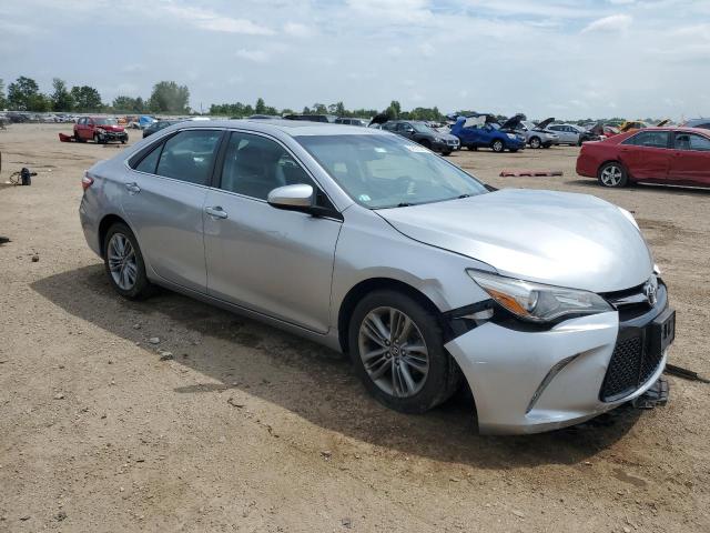 4T1BF1FK4HU316524 - 2017 TOYOTA CAMRY LE 银色 照片 4